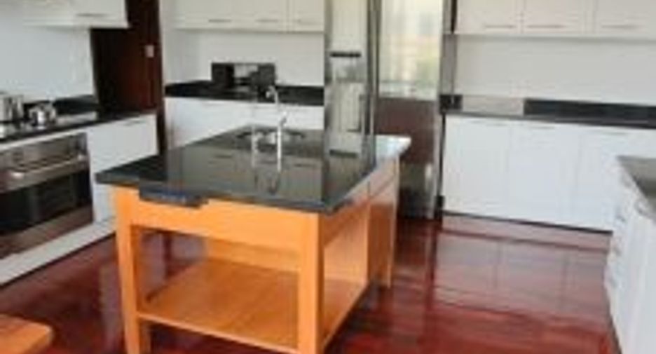 For rent 4 bedrooms condo in Sathon, Bangkok