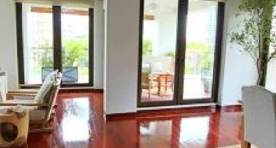 For rent 4 bedrooms condo in Sathon, Bangkok