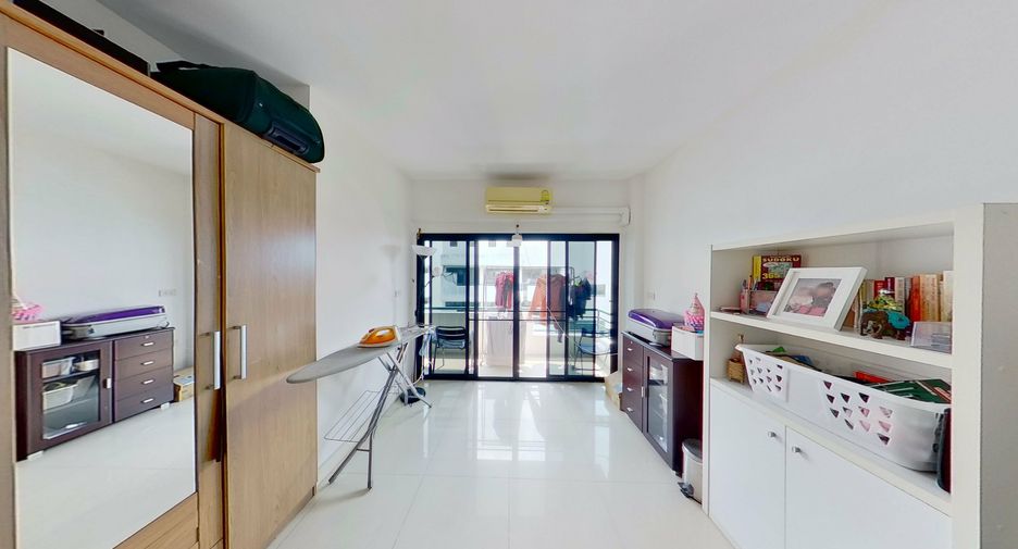 For sale 4 bedrooms condo in Phra Khanong, Bangkok