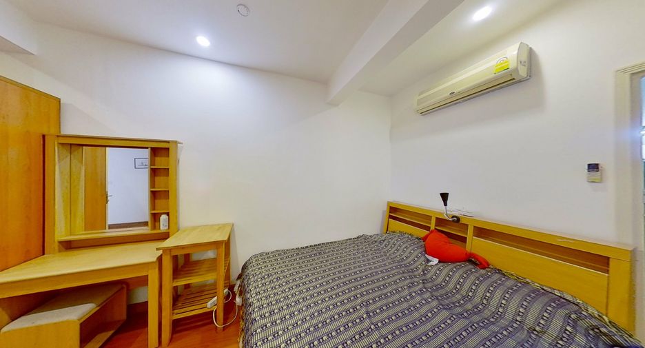 For sale 4 bedrooms condo in Phra Khanong, Bangkok