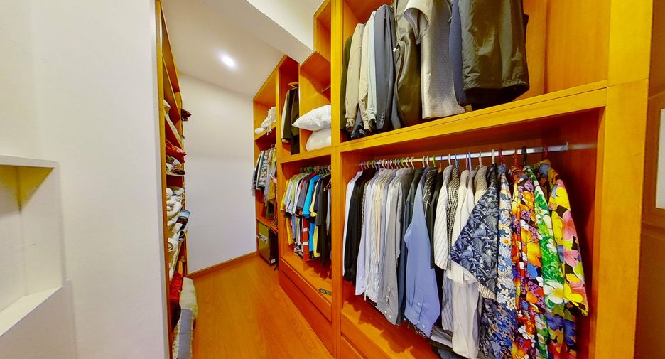For sale 4 bedrooms condo in Phra Khanong, Bangkok