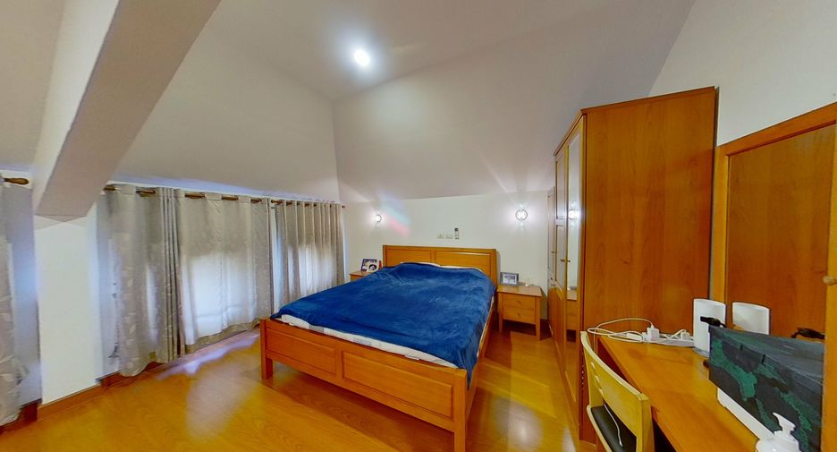 For sale 4 bedrooms condo in Phra Khanong, Bangkok
