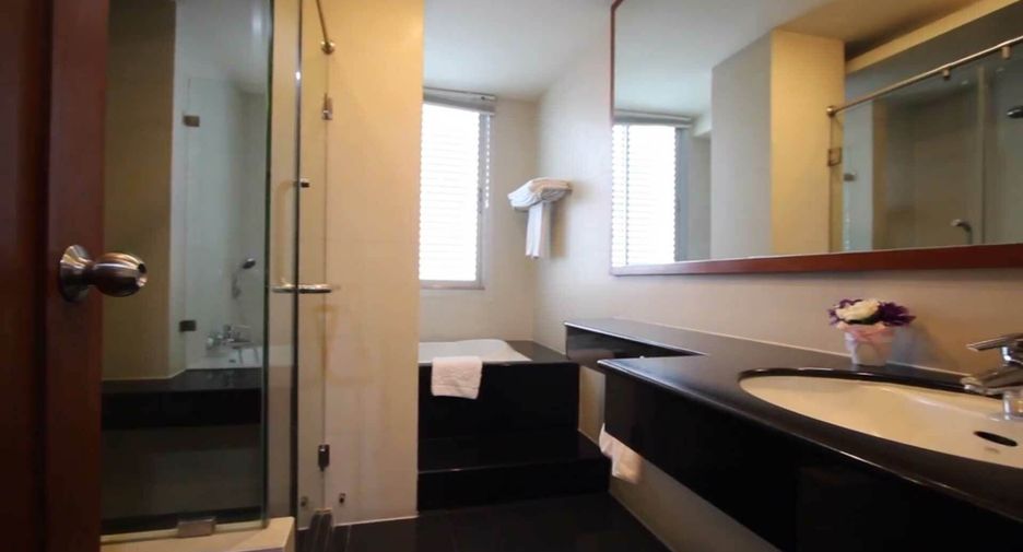 For rent 3 bedrooms condo in Sathon, Bangkok