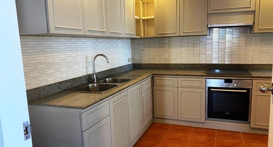 For rent 3 bedrooms condo in Watthana, Bangkok