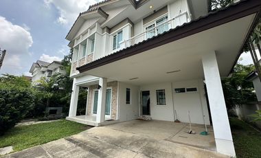 Casa en alquiler de 3 habitaciones en Bang Kapi, Bangkok