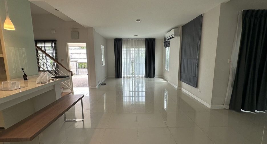 For rent 3 bedrooms house in Bang Kapi, Bangkok