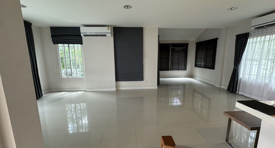 For rent 3 bedrooms house in Bang Kapi, Bangkok