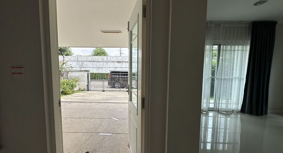 For rent 3 bedrooms house in Bang Kapi, Bangkok