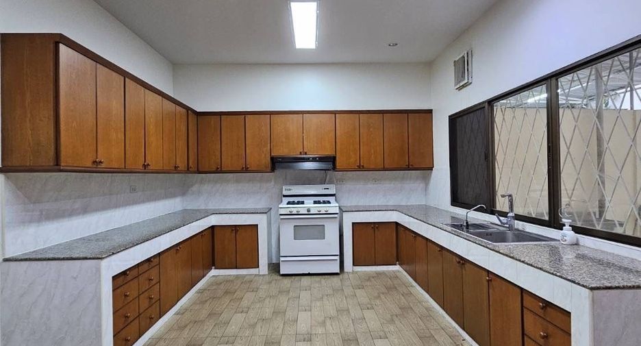For rent 4 ベッドルーム house in Watthana, Bangkok