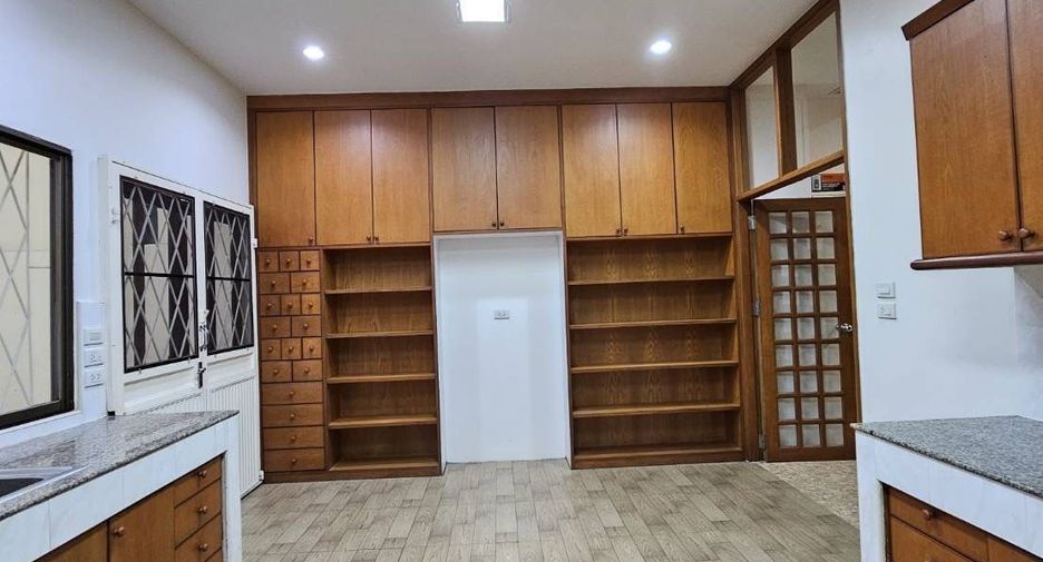 For rent 4 ベッドルーム house in Watthana, Bangkok