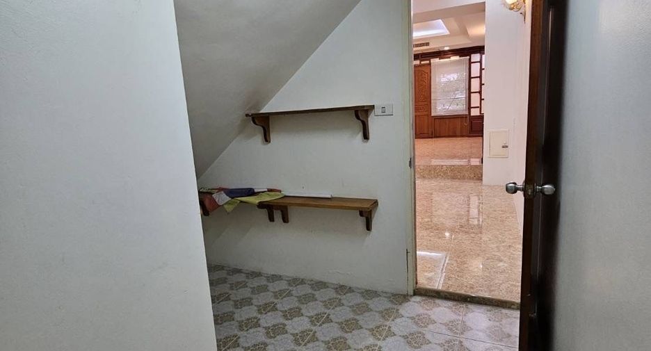 For rent 4 ベッドルーム house in Watthana, Bangkok