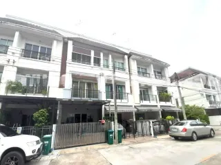 出售 3 卧室 联排别墅 在 Lat Phrao, 曼谷