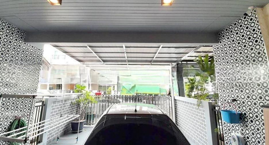 For sale 3 bedrooms townhouse in Lat Phrao, Bangkok