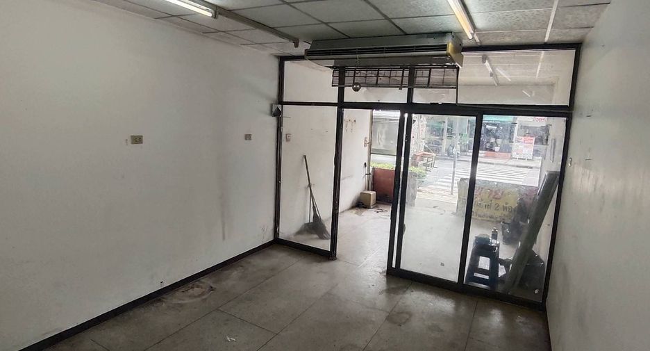 For sale 3 bedrooms retail Space in Sathon, Bangkok