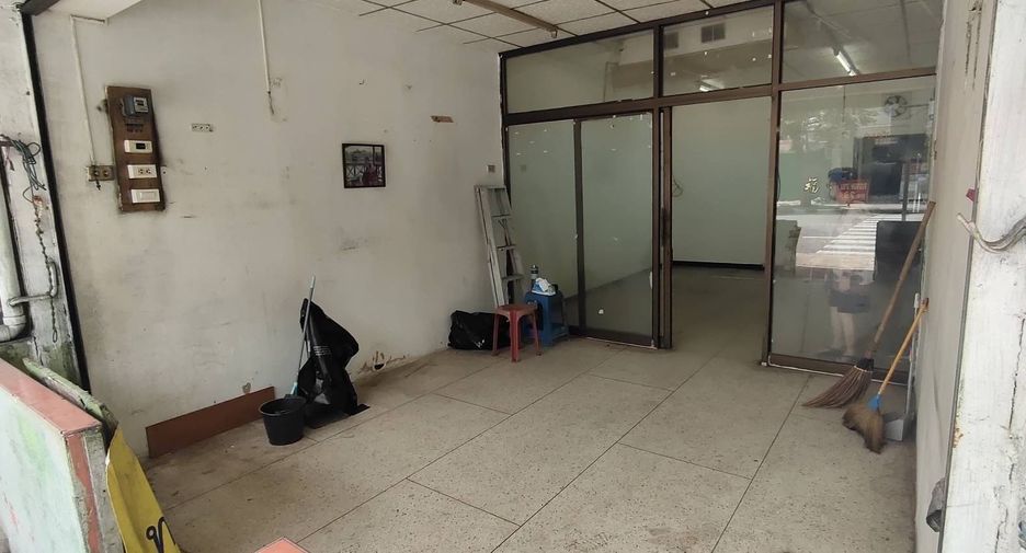 For sale 3 bedrooms retail Space in Sathon, Bangkok