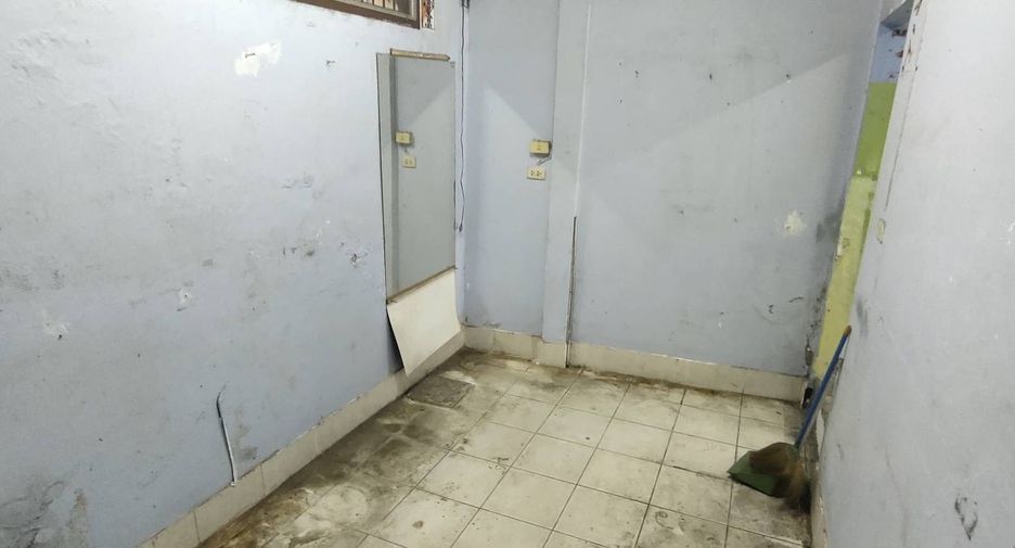 For sale 3 bedrooms retail Space in Sathon, Bangkok