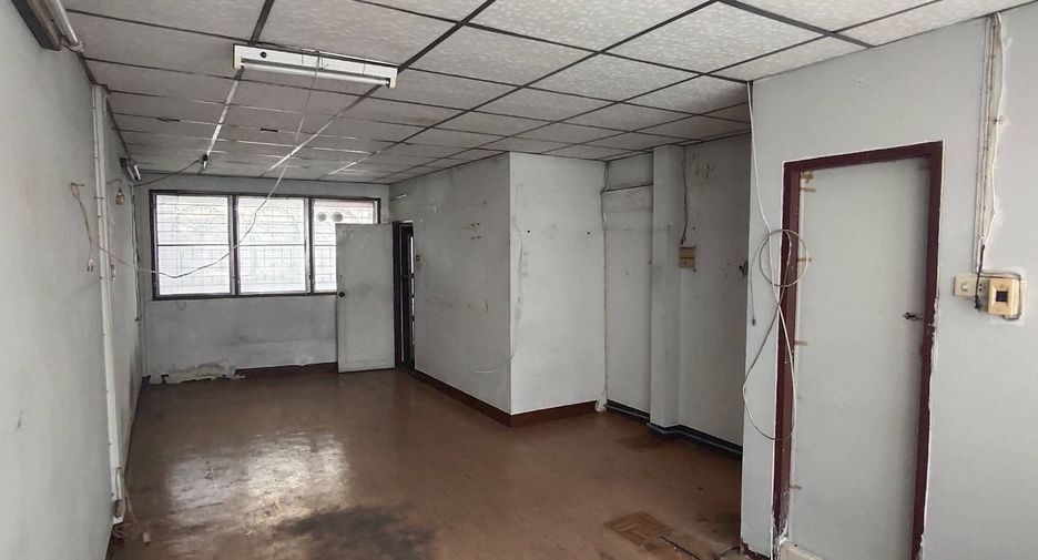 For sale 3 bedrooms retail Space in Sathon, Bangkok