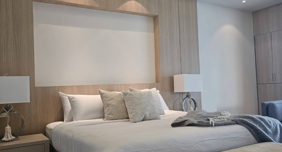 For rent 3 bedrooms condo in Pathum Wan, Bangkok