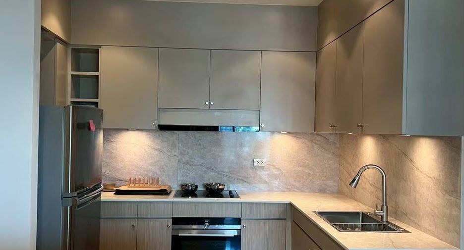 For rent 3 bedrooms condo in Pathum Wan, Bangkok