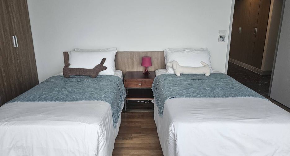 For rent 3 bedrooms condo in Pathum Wan, Bangkok