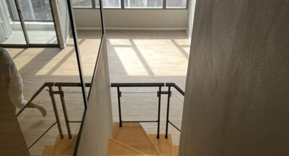 For sale 3 bedrooms condo in Huai Khwang, Bangkok