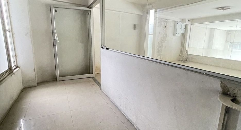 For sale 5 bedrooms retail Space in Bang Kapi, Bangkok