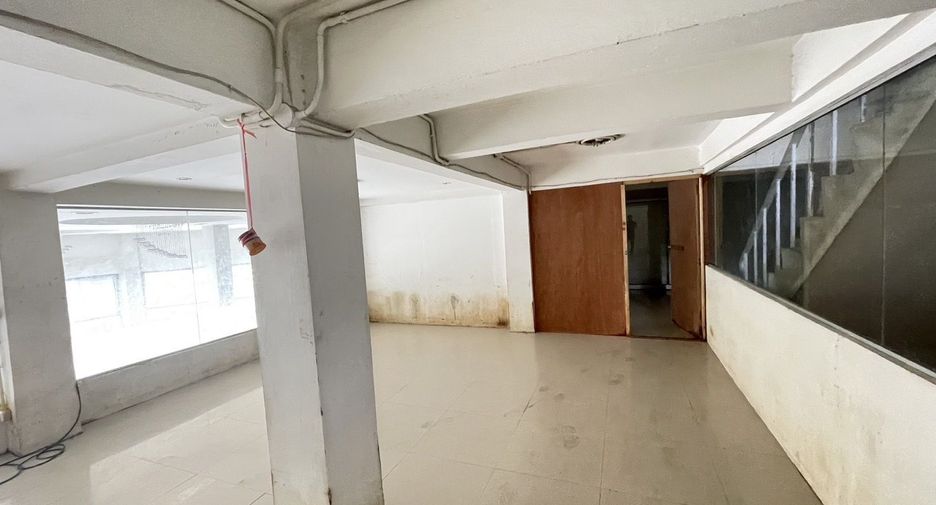 For sale 5 bedrooms retail Space in Bang Kapi, Bangkok
