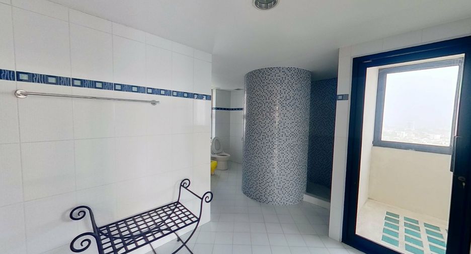 For sale 3 bedrooms condo in Watthana, Bangkok