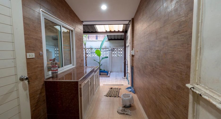 Casa adosada en alquiler de 3 habitaciones en Suan Luang, Bangkok