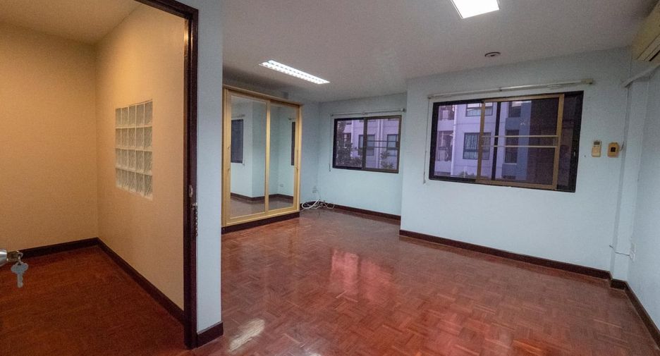 Casa adosada en alquiler de 3 habitaciones en Suan Luang, Bangkok