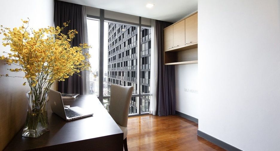 For rent 2 bedrooms condo in Pathum Wan, Bangkok