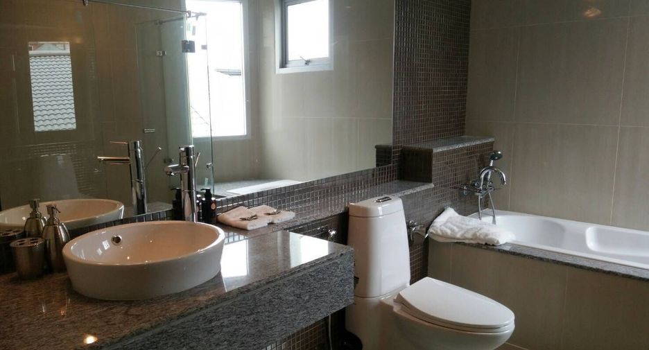 For rent 2 bedrooms condo in Phaya Thai, Bangkok