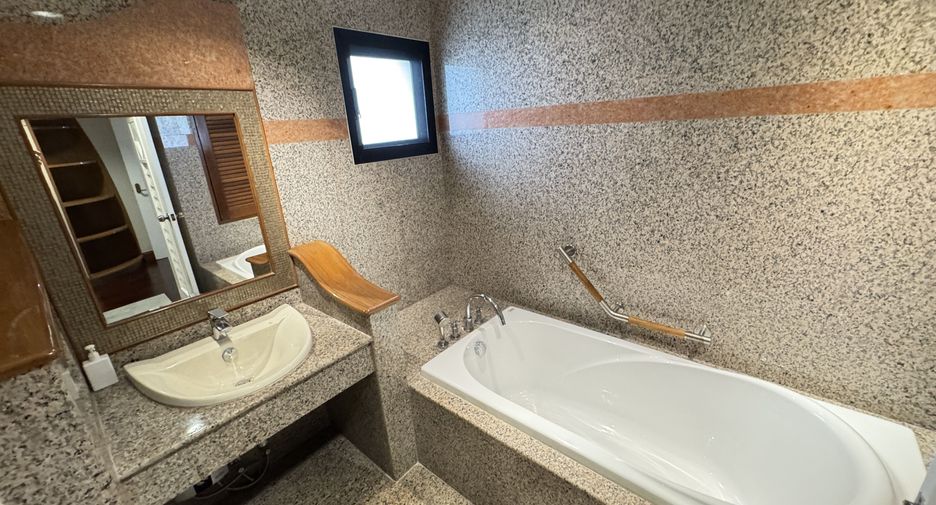 For rent 3 bedrooms apartment in Pathum Wan, Bangkok