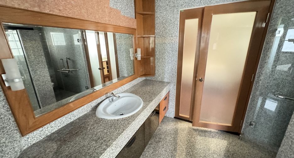 For rent 3 bedrooms apartment in Pathum Wan, Bangkok
