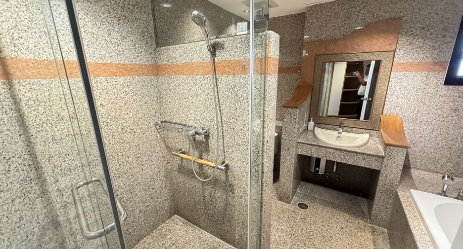 For rent 3 bedrooms apartment in Pathum Wan, Bangkok