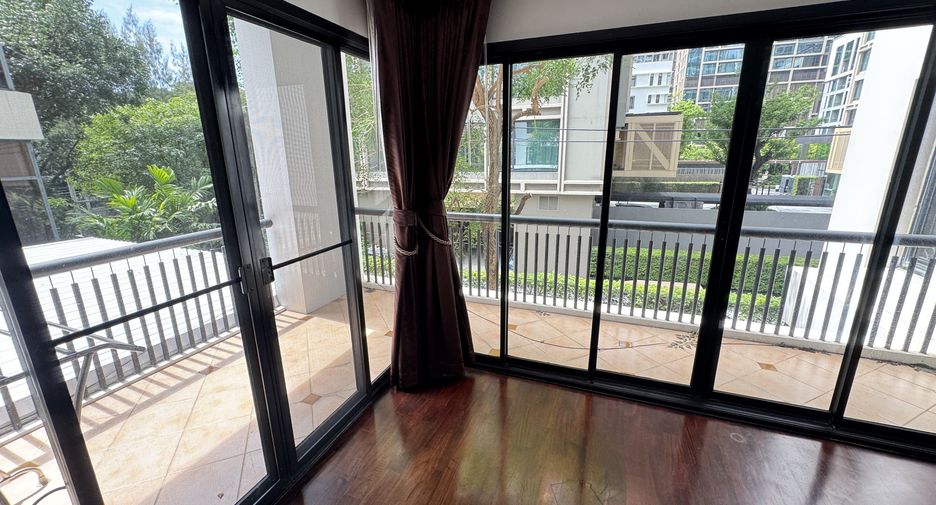 For rent 3 bedrooms apartment in Pathum Wan, Bangkok