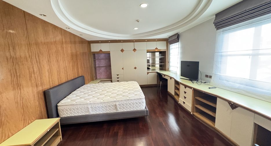For rent 3 bedrooms apartment in Pathum Wan, Bangkok