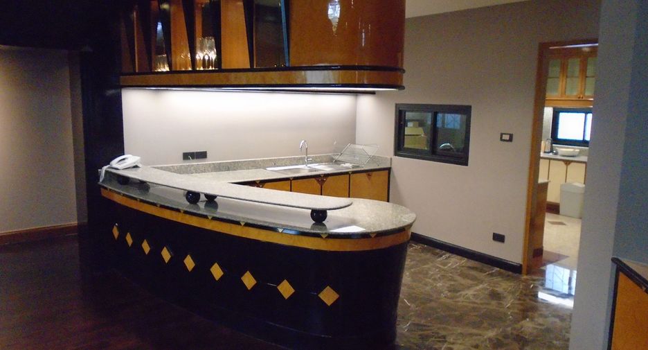 For rent 3 bedrooms apartment in Pathum Wan, Bangkok