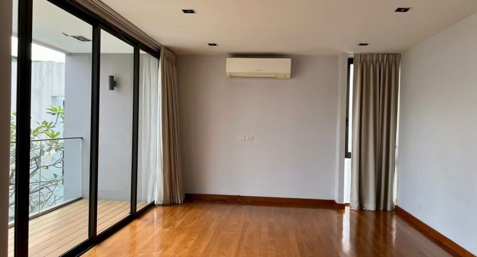 For rent 4 bedrooms house in Khlong Toei, Bangkok