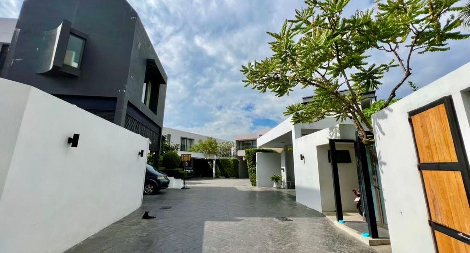 For rent 4 bedrooms house in Khlong Toei, Bangkok