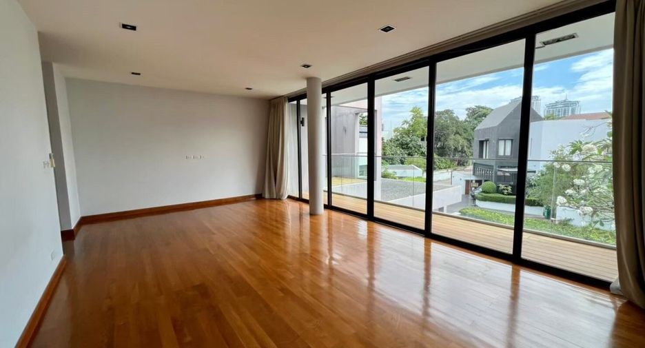 For rent 4 bedrooms house in Khlong Toei, Bangkok