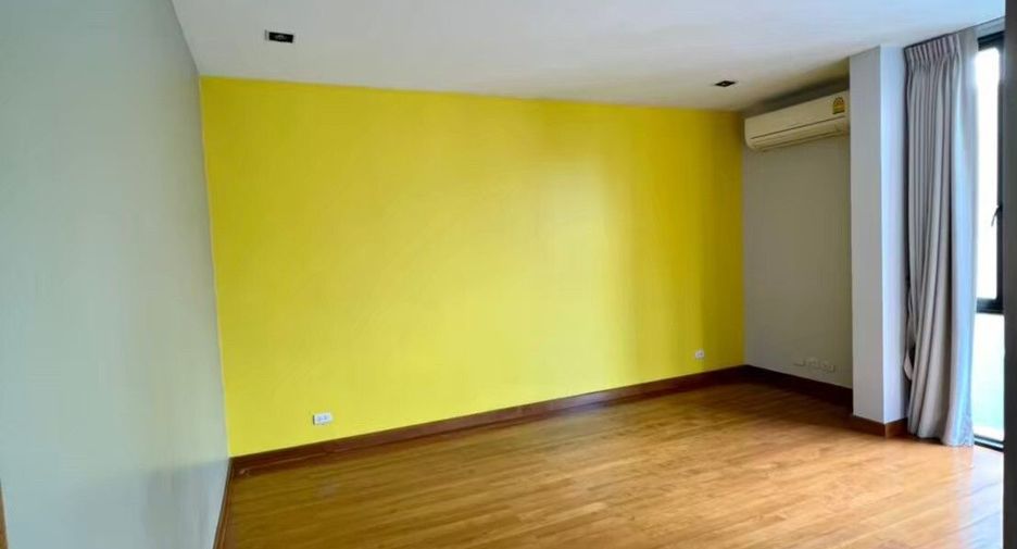 For rent 4 bedrooms house in Khlong Toei, Bangkok