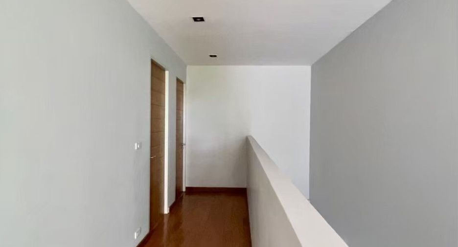 For rent 4 bedrooms house in Khlong Toei, Bangkok