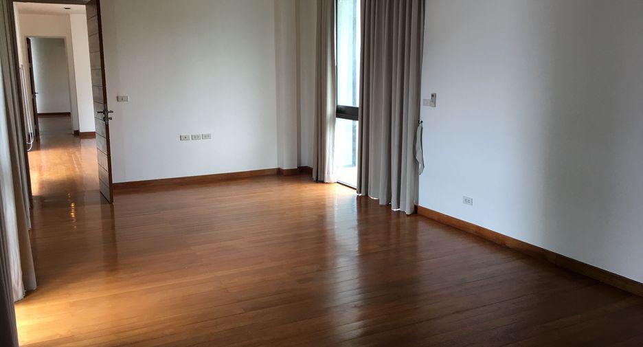 For rent 4 bedrooms house in Khlong Toei, Bangkok