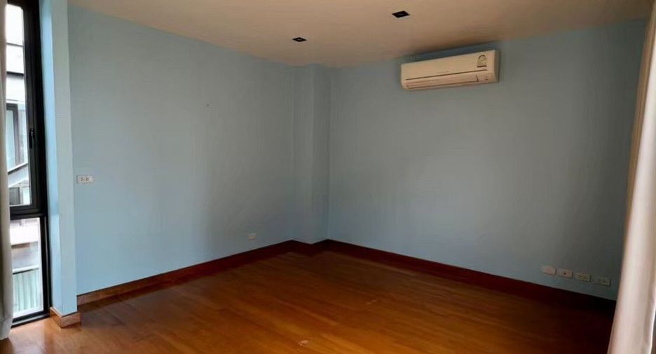 For rent 4 bedrooms house in Khlong Toei, Bangkok
