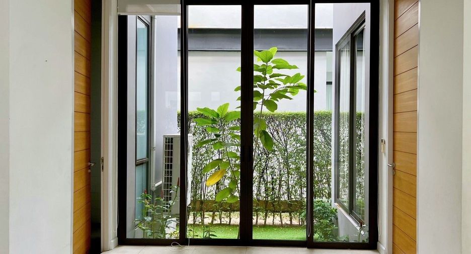 For rent 4 bedrooms house in Khlong Toei, Bangkok