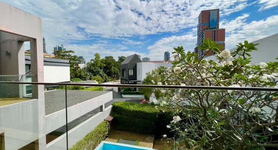 For rent 4 bedrooms house in Khlong Toei, Bangkok