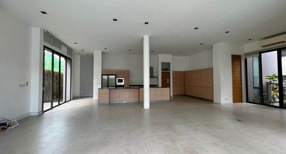 For rent 4 bedrooms house in Khlong Toei, Bangkok