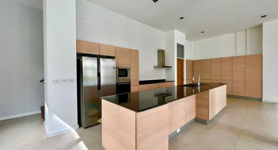 For rent 4 bedrooms house in Khlong Toei, Bangkok