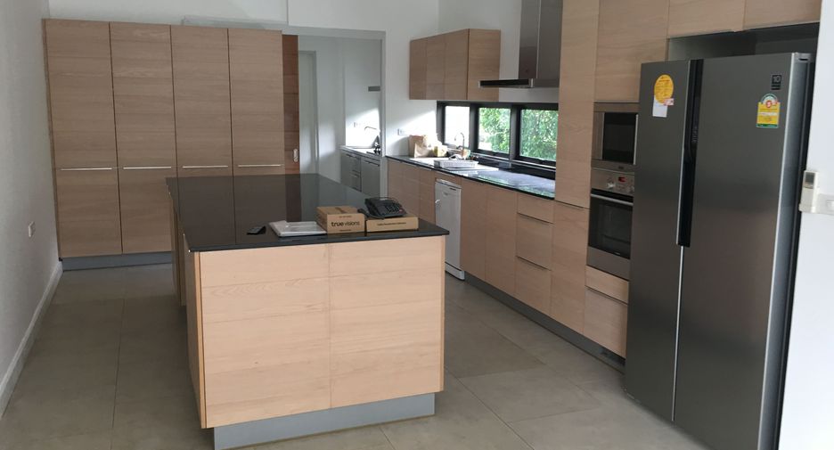 For rent 4 bedrooms house in Khlong Toei, Bangkok